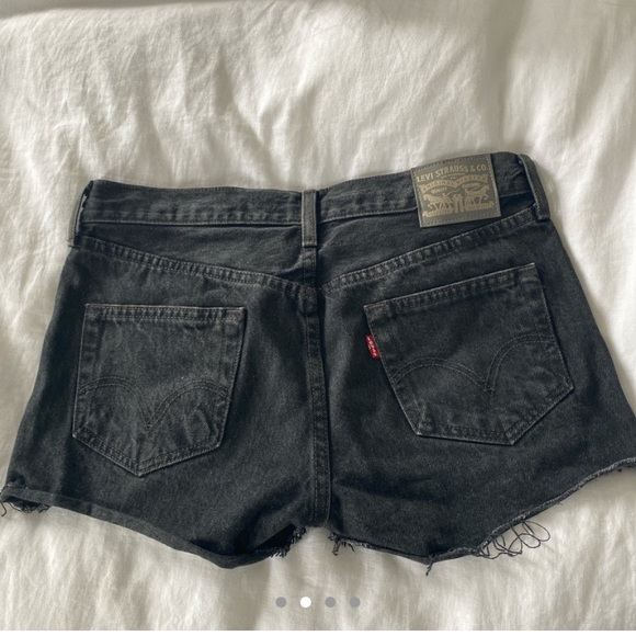 Levi’s black shorts mid rise - Picture 2 of 3